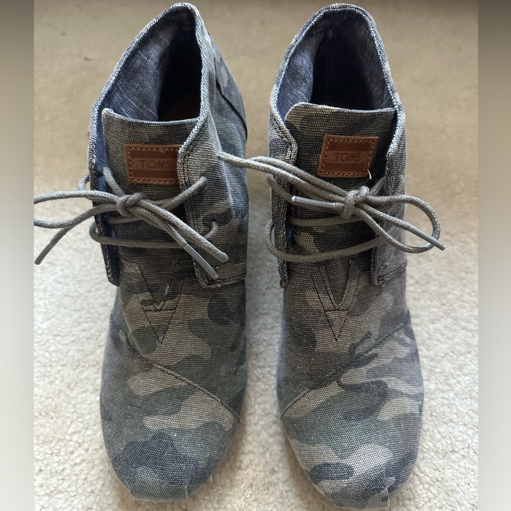 TOMS camo wedges NWOT
